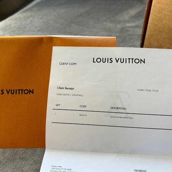 Louis Vuitton Belt. Reversible. Black on one side and brown on the other. - Picture 9 of 13